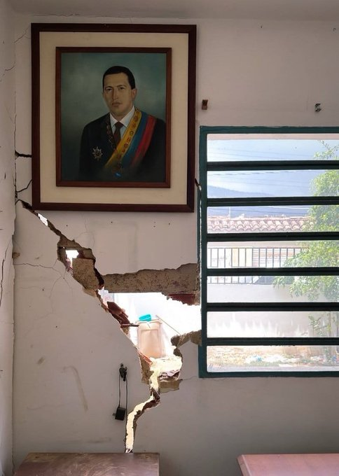 KFleuve's tweet photo. Esa pared es el mejor monumento al chavismo: presupuestada como rascacielos de última generación, ejecutada con sobreprecio y entregada a medio caer. No es que la obra tenga fallas de origen; es que falta el 90% del cemento que terminó facturado en un paraíso fiscal. Lo único que construyeron con verdadero éxito fue la red de corrupción para cobrar por edificios fantasma.