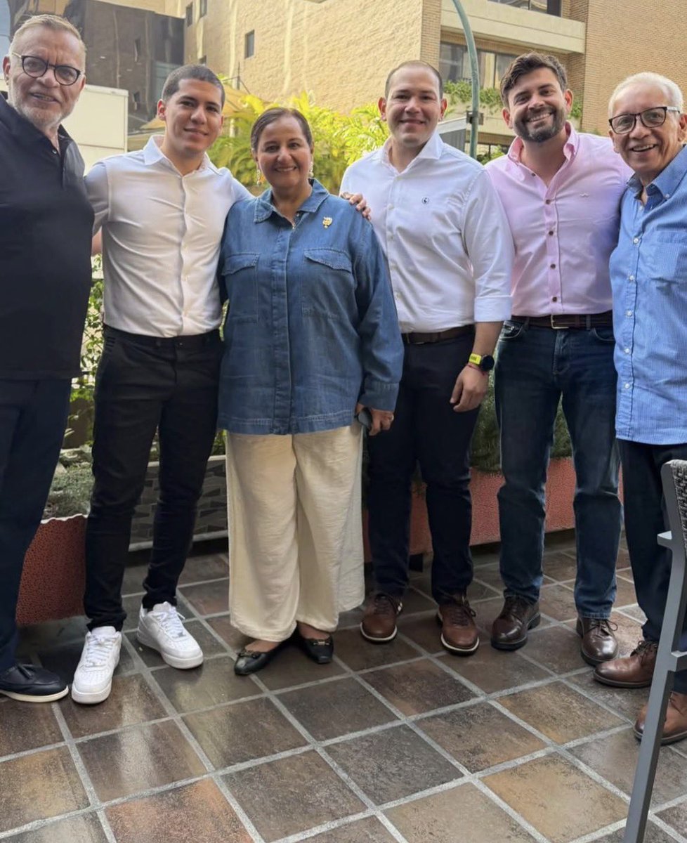 4F_Mamba's tweet photo. Un influencer tiene más privilegio que tú, que eres profesional. https://t.co/vCC4JfCKnG
