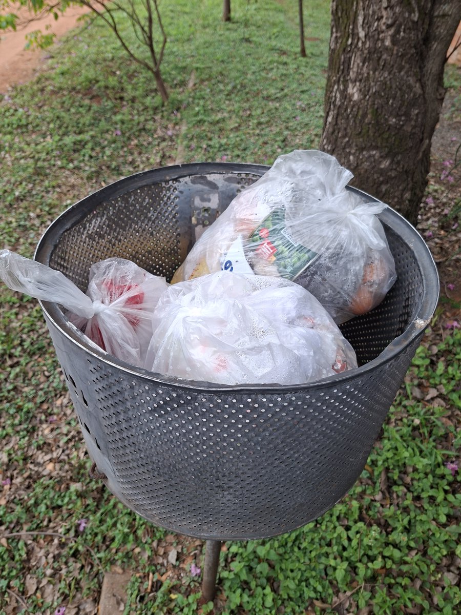 ArielitoMoreno's tweet photo. @carlosintendent @luquemuni que pio pasa con la recolección de basura? Cuando se les ocurre hacen su recorrido pero anike te retrazas en sus cuotas... quien pio les controla? https://t.co/v4eaxxnKMM