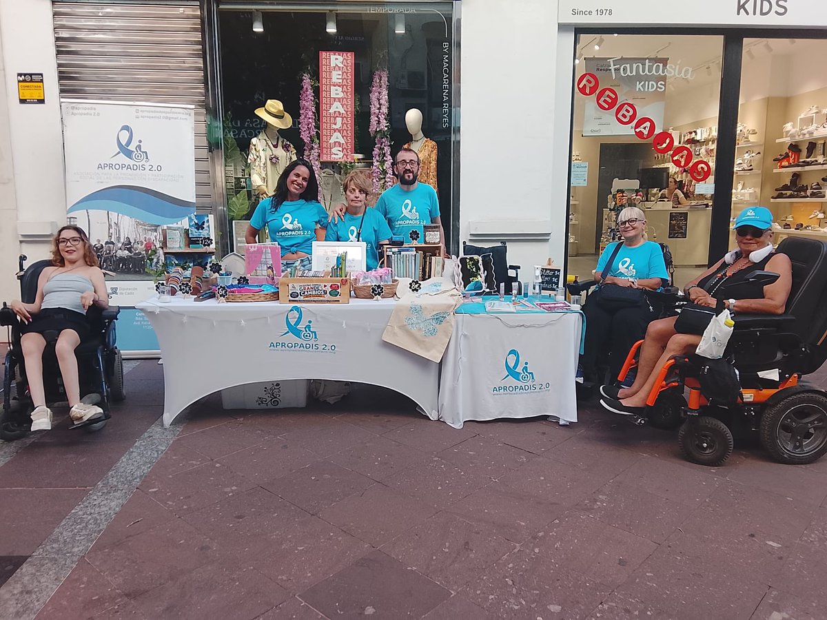 Apropadis's tweet photo. APROPADIS brilló en la Noche en Vela de Algeciras junto a sus asociados y nuestra DJ Ari, demostrando una vez más que la música no entiende de límites 🎧

Gracias a Apymeal y al Ayuntamiento de Algeciras por contar con nosotros y a Ariadna y su familia por una noche inolvidable💫 https://t.co/DzLcwdC287