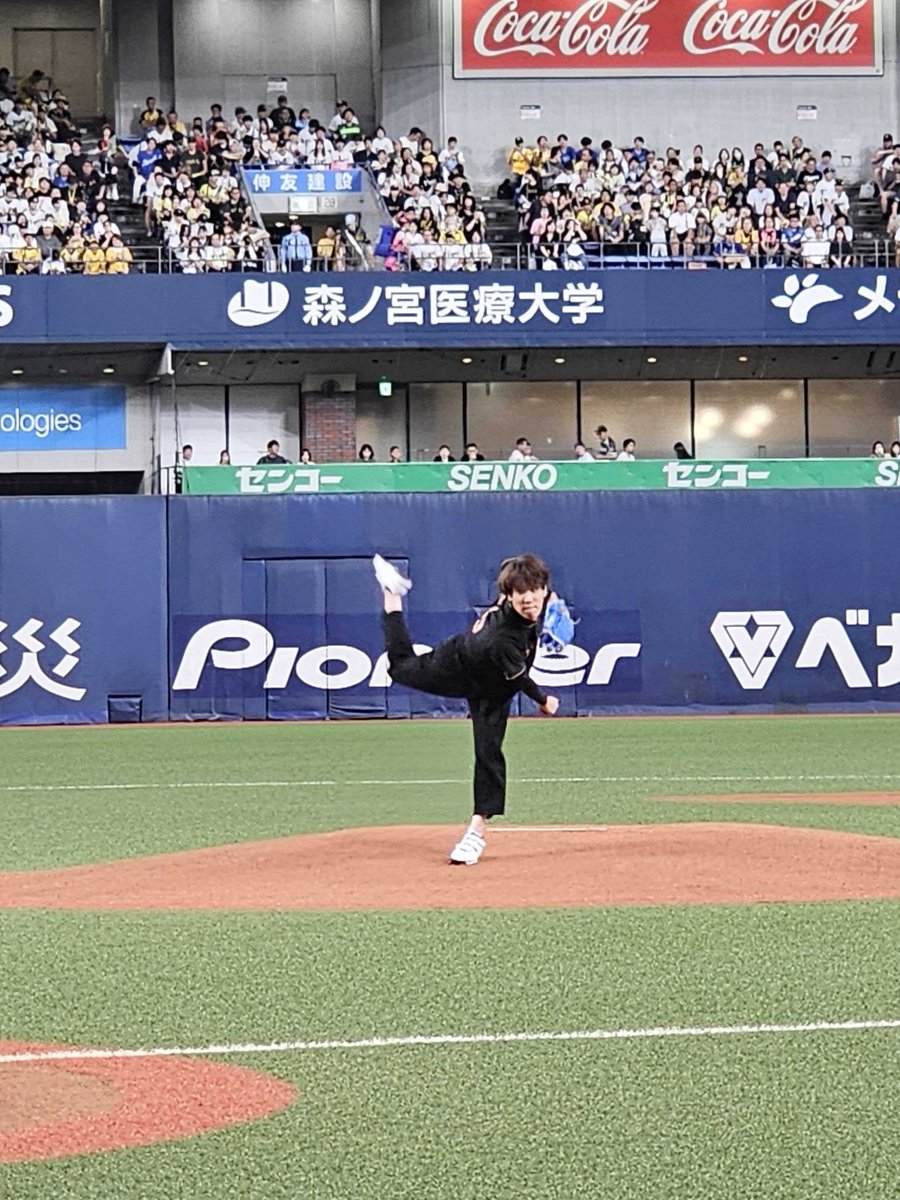 qk_zeroemi's tweet photo. 本日の #阪神 対 #中日 @京セラドーム大阪の始球式に登場したのは、JERA×セ・リーグ「灯セ、みんなで。」プロジェクトアンバサダーの #須貝駿貴 ⚾️

#ゼロエミッションスクール で #QuizKnock メンバーと一緒にエネルギーや環境について考えよう✏️

▼特設サイトはこちら
https://t.co/FveTatiYyC https://t.co/k6rZ0jx4mn