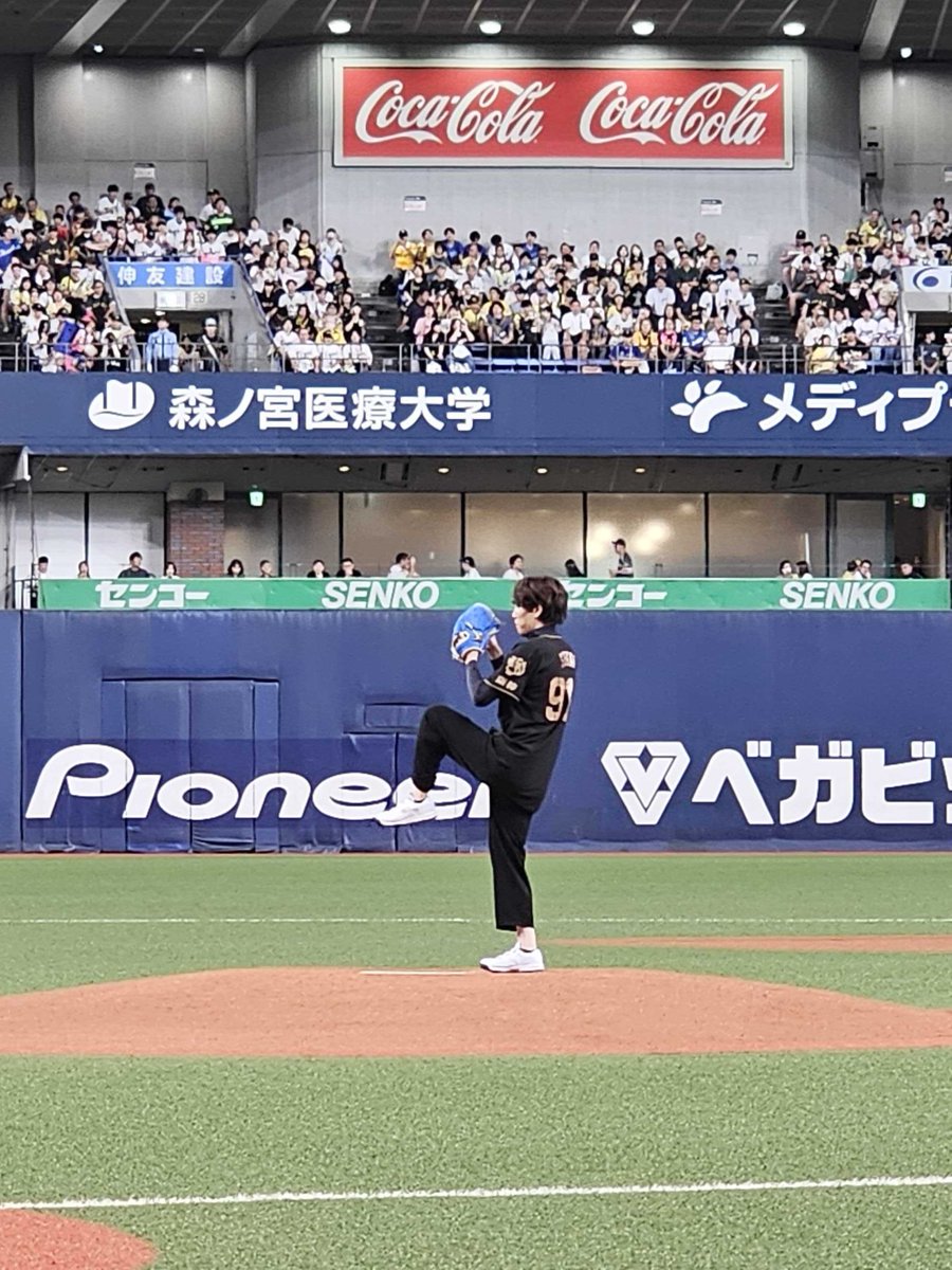 qk_zeroemi's tweet photo. 本日の #阪神 対 #中日 @京セラドーム大阪の始球式に登場したのは、JERA×セ・リーグ「灯セ、みんなで。」プロジェクトアンバサダーの #須貝駿貴 ⚾️

#ゼロエミッションスクール で #QuizKnock メンバーと一緒にエネルギーや環境について考えよう✏️

▼特設サイトはこちら
https://t.co/FveTatiYyC https://t.co/k6rZ0jx4mn