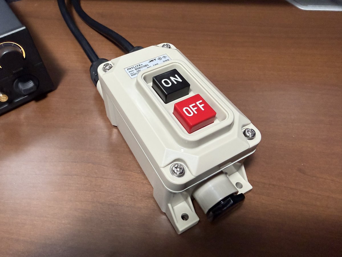dsuke_project's tweet photo. パソコンのスピーカーなんだけど腕を伸ばして電源入れるのがめんどくさくて手元スイッチ導入してみた！
これでQOLも爆上がり https://t.co/bYnJUNJNKb