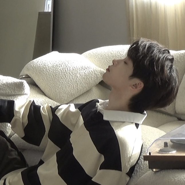 _blackiblack_'s tweet photo. 같은🛋️…. 아닌가-?! https://t.co/2KCZlVe3Fj