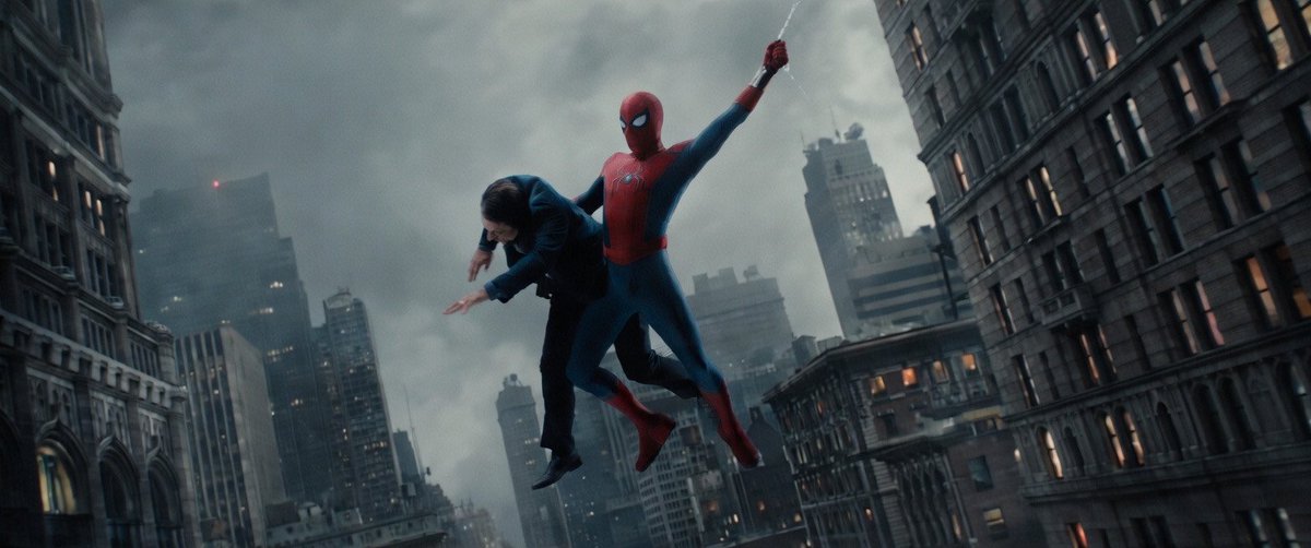 HuguitoMuaddib's tweet photo. Creo que la clave del éxito de #SpiderManBrandNewDay ya no en taquilla sino a nivel general,ya no es que sea una nueva película de SpiderMan, que eso al final atrae a millones de personas, pero creo que el punto clave es que ha sabido traer a este personaje a un terreno muy necesario, aquí no hay amenazas universales,no hay peleas espaciales ni nada fuera de lo común, aquí el centro de la historia,a pesar de la cantidad de personajes presentes,es SpiderMan,es la psicología del personaje,es contarte una historia que mucha gente se pueda identificar, un trasfondo humano, que te ayude a entender la historia y a los personajes y logres entrar en lo que te están contando, que aquí el héroe no es alguien con la vida resuelta,es alguien como muchos de nosotros,un simple humano que la vida le ha dado una serie de habilidades, pero lo verdaderamente importante es como manejas esas habilidades, mientras tenemos a héroes viviendo en mansiones y rodeados de fama, aquí vemos a un héroe de ciudad, que es alguien como nosotros, que sufre,llora y que no tiene una vida fácil, pero la gracia de la historia es lo que ha definido siempre a un héroe: saber levantarse,ver cómo todo va en su contra y aún así seguir en pie aunque le cueste todo ,se levanta y sigue luchando 
Y no se vosotros, pero quitando excepciones, siento que está fórmula se había alejado algo del género, siempre teníamos amenazas multiversales o enemigos de películas de vengadores y aquí, aunque hay muchos personajes,hay un mensaje más profundo y directo,el de un ser humano tratando de ser mejor, una historia más adulta y personal que nos recuerda el porque amamos a estos personajes,no por sus poderes,ni habilidades,sino por como usan eso, para ser un símbolo de esperanza y de justicia 
Por eso creo que está película es especial