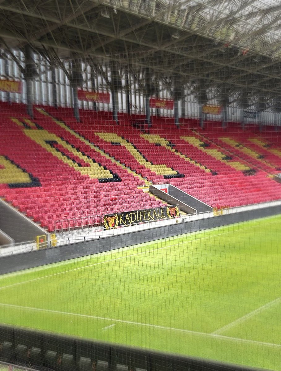 KaleTayfa's tweet photo. Hayırlı, uğurlu; kazasız belasız bir sezon geçirmek dileğiyle…

#DerdimizGöztepe #Göztepe #KaleTayfa https://t.co/t33QPzORAf