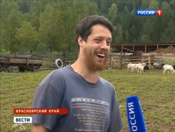 Sota_Vision's tweet photo. «Веселого молочника» Джастаса Уокера вместе с семьей выдворяют из России

Известный фермер-миссионер Джастас Уокер, ставший популярным из-за заразительного смеха как «Веселый молочник», сообщил, что его семью вынуждают покинуть Россию.

По словам фермера, из УФМС поступило уведомление об аннулировании вида на жительство и последующем выдворении.

«Мы никак не хотим уезжать из России, это не является нашим желанием. Мы хотим здесь жить, продолжать строить, продолжать вкладываться. Как я уже сказал, мы в этом году все, что было на руках, по большому счету вложили в дальнейшую стройку, в этот проект здесь на Алтае, и это для нас шокирующая новость», — заявил он.

В разговоре с «Борусом» Уокер напомнил, что он живет в России с 94-го года, он женился в России, здесь родились его дети.

Сейчас фермер готовится к визиту в миграционную службу за официальными разъяснениями.