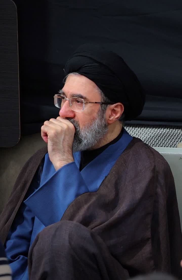 MrHiccup42's tweet photo. رسانه‌ اسرائیلی گفته حال مجتبی خامنه‌ای وخیمه و ممکنه به‌زودی سقط بشه.

یهو یاد اون شعار مردم افتادم:
«مجتبی بمیری، رهبری رو نبینی.»

رهبر شد، اما رهبری رو ندید. https://t.co/yCK7ePw3Q7