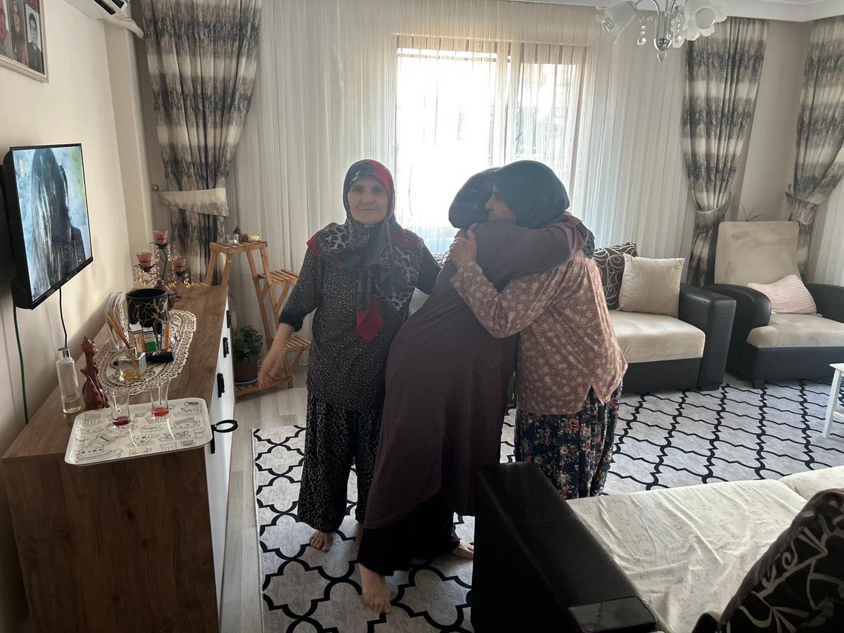 n_alt67995's tweet photo. Altıeylül Kadın Kolları Başkanımız Vesile Güler ve yönetim kurulu üyelerimiz ile birlikte, yönetim kurulu üyemiz Zeliha Çakmak’a geçmiş olsun ziyaretinde bulunduk.
Rabbimden kendisine acil şifalar diliyor, en kısa zamanda sağlığına kavuşmasını temenni ediyoruz. 🌸 https://t.co/ea94yT4oyb