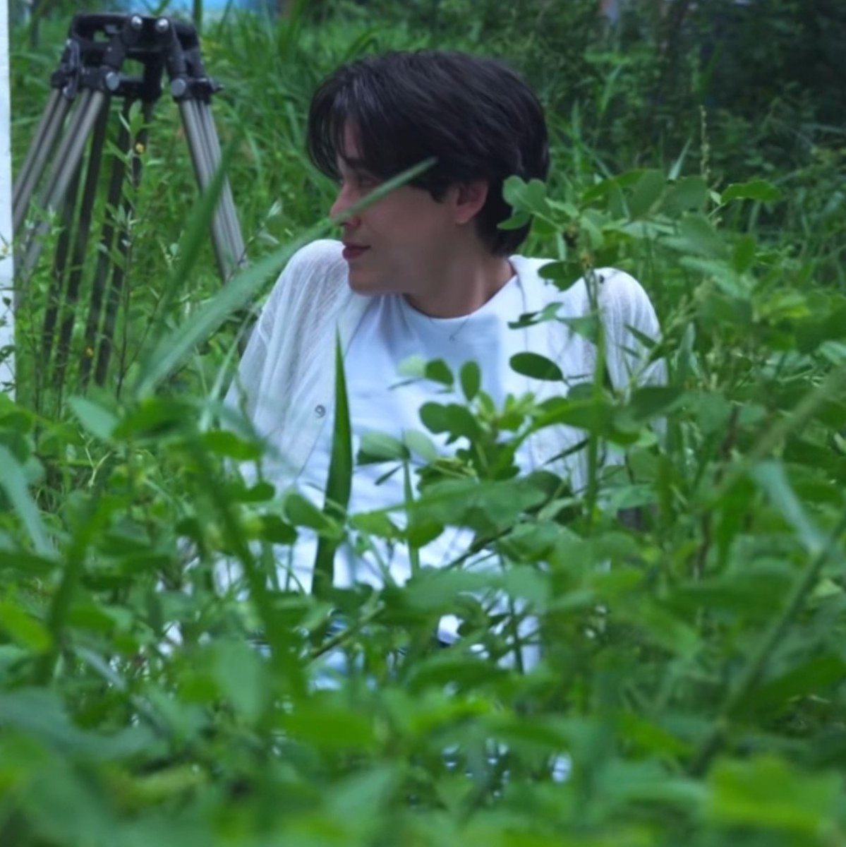 caskeyscat's tweet photo. My poor baby... 🥺

He filmed many scenes in the bushes and tall grass that his neck got irritated. His neck was so red! It must've been so itchy. 

#GAWIN_BehindTheScenes
#GoneAwayGAWINmv
#GawinCaskey https://t.co/zd3uFl3jsA