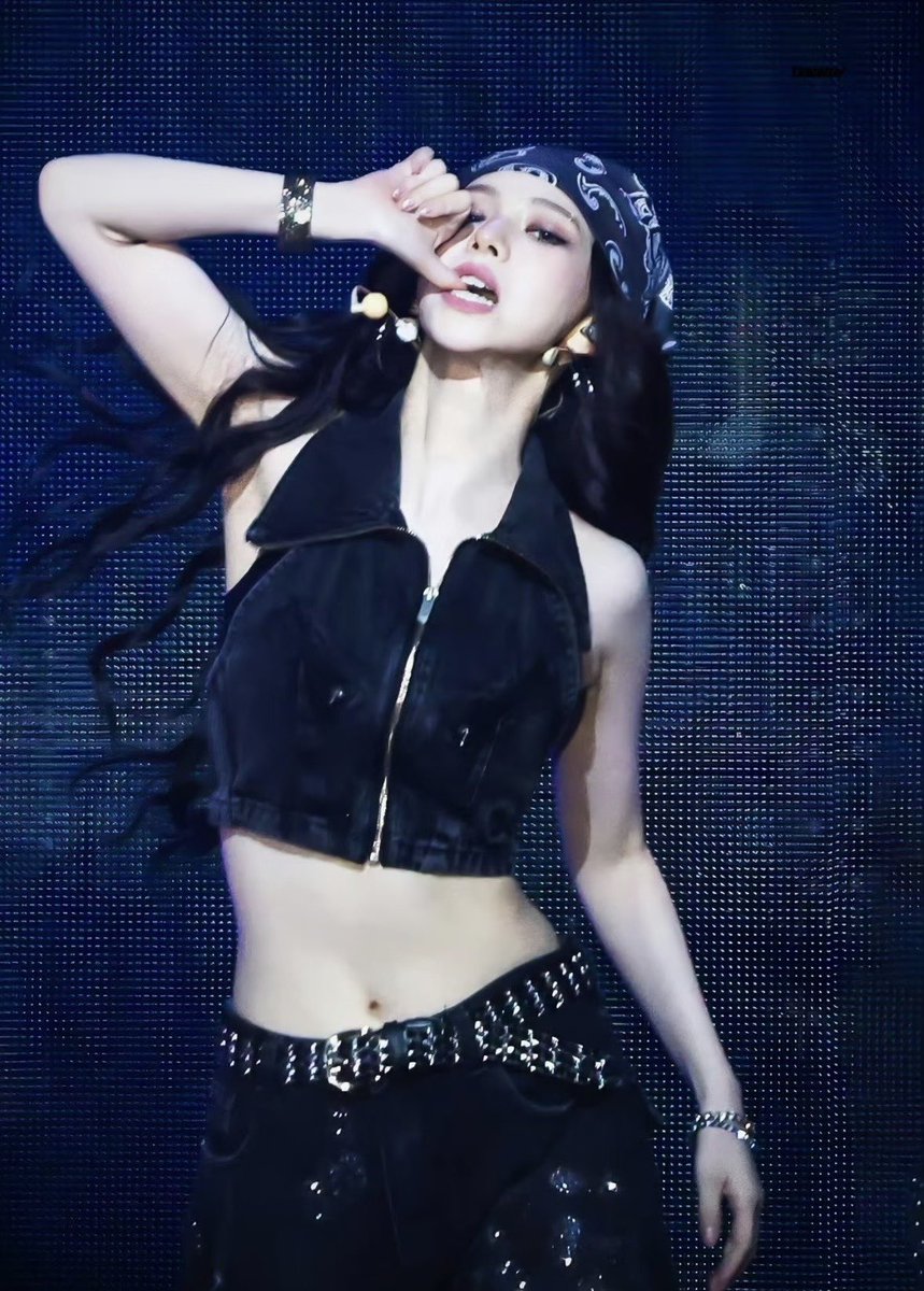 Karinayaml123's tweet photo. I've always enjoyed watching her perform. She's not the loudest or flashiest dancer, but there's something about the way she moves that just draws you in — precise, smooth, and confident without being over the top

KARINA NEW SOLO MUSIC
#KarinaNewMusic
#카리나_신곡_공개 https://t.co/7ecccUGq0o