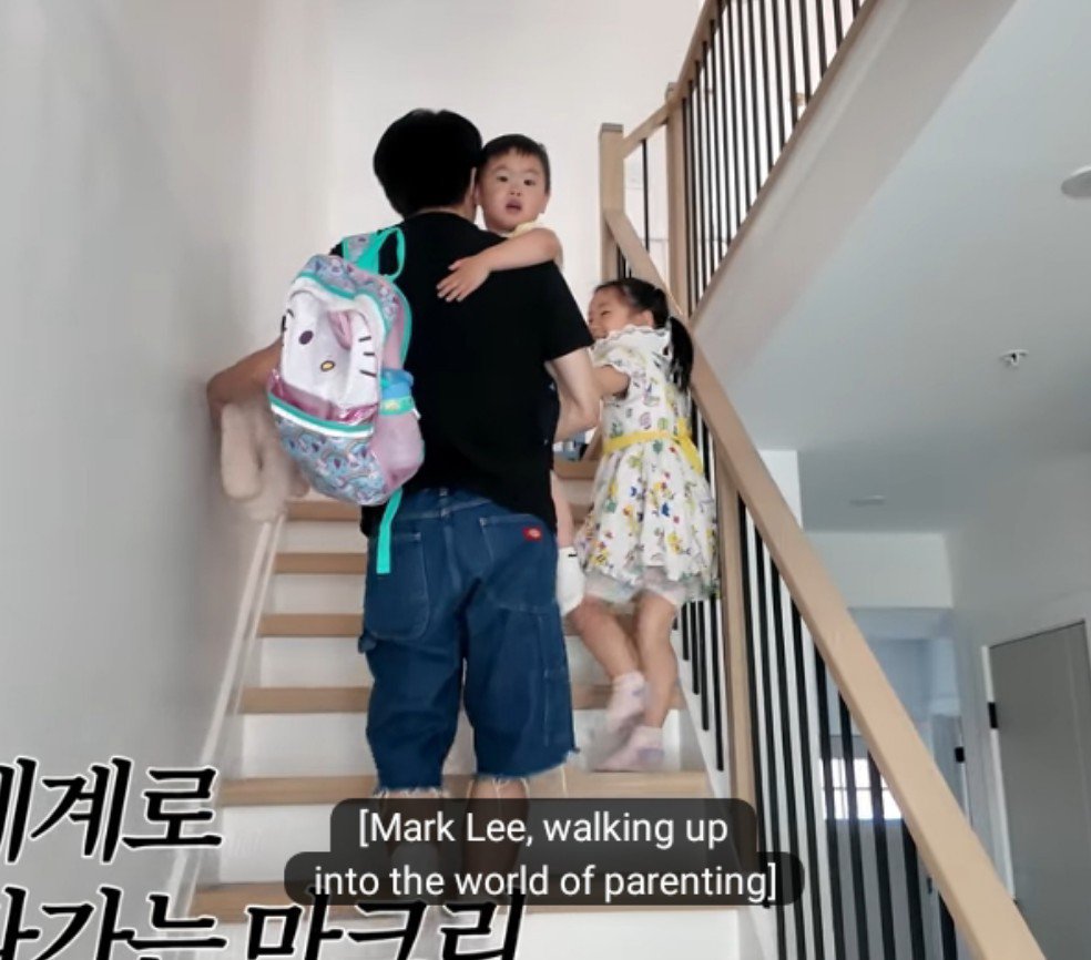 markyuppi's tweet photo. masih ngetawain caption-nya 😭

“mark lee melangkah masuk ke dunia parenting ”

inimah marketing kua 😭 😭 https://t.co/NzoYYrWkQ0