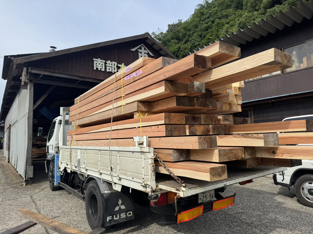 zaimokuya_'s tweet photo. 日本の森林がやばい
木材産業の将来がやばい

評論家気取りで愚痴を垂れる人も多いが
結局は、頑張らなアカンのだ。

一年以上寝かせた天然乾燥材の在庫を
ほぼ使い果たした。

木材の天然乾燥は
最高の贅沢だよ。

盆明けからは秋伐りの旬の木を沢山製材して、来年分の仕込みをする。 https://t.co/Nut2kGRDkC