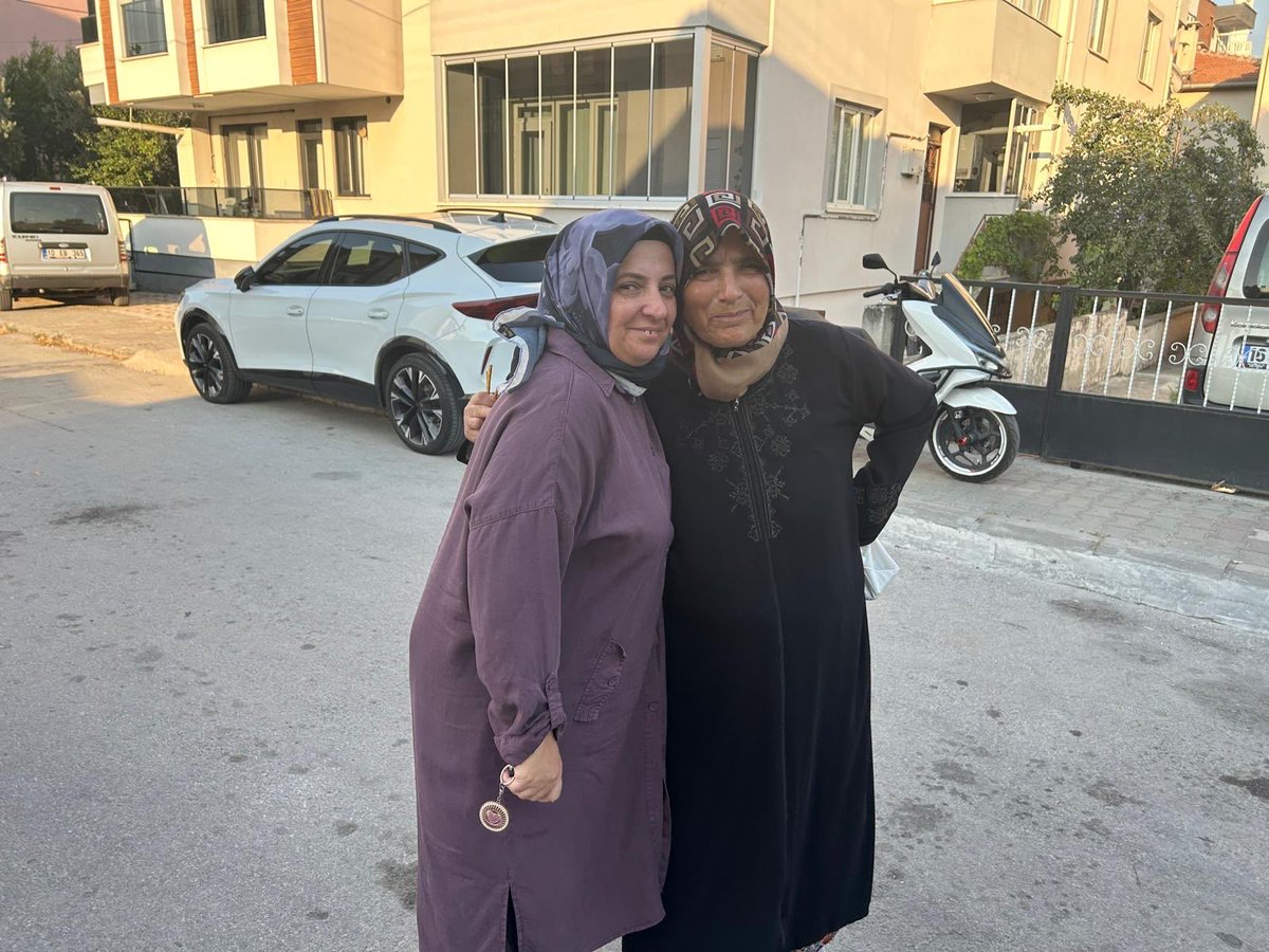 n_alt67995's tweet photo. 📍2. Gündoğan Mahallesi
Altıeylül Kadın Kolları Başkanımız Vesile Güler ve yönetim kurulu üyelerimiz ile 2. Gündoğan Mahallemizde kıymetli hemşehrilerimizi ziyaret ederek hasbihalde bulunduk.Gönüllere dokunmaya, vatandaşlarımızın talep ve önerilerini dinlemeye devam ediyoruz. https://t.co/nNxe7tviab