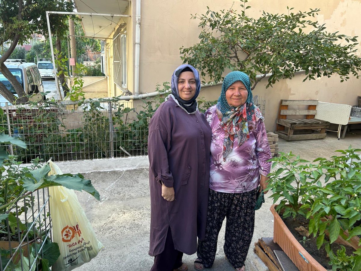 n_alt67995's tweet photo. 📍2. Gündoğan Mahallesi
Altıeylül Kadın Kolları Başkanımız Vesile Güler ve yönetim kurulu üyelerimiz ile 2. Gündoğan Mahallemizde kıymetli hemşehrilerimizi ziyaret ederek hasbihalde bulunduk.Gönüllere dokunmaya, vatandaşlarımızın talep ve önerilerini dinlemeye devam ediyoruz. https://t.co/nNxe7tviab