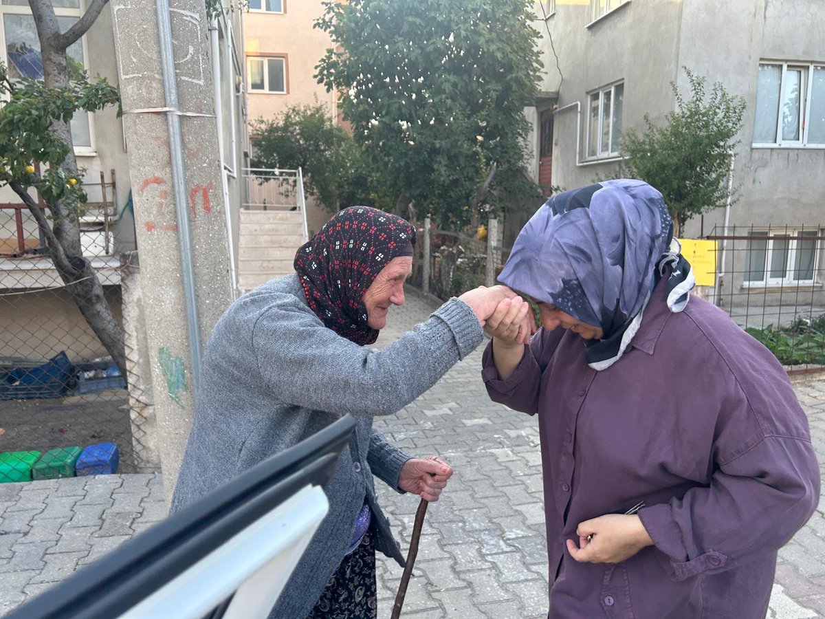 n_alt67995's tweet photo. 📍2. Gündoğan Mahallesi
Altıeylül Kadın Kolları Başkanımız Vesile Güler ve yönetim kurulu üyelerimiz ile 2. Gündoğan Mahallemizde kıymetli hemşehrilerimizi ziyaret ederek hasbihalde bulunduk.Gönüllere dokunmaya, vatandaşlarımızın talep ve önerilerini dinlemeye devam ediyoruz. https://t.co/nNxe7tviab