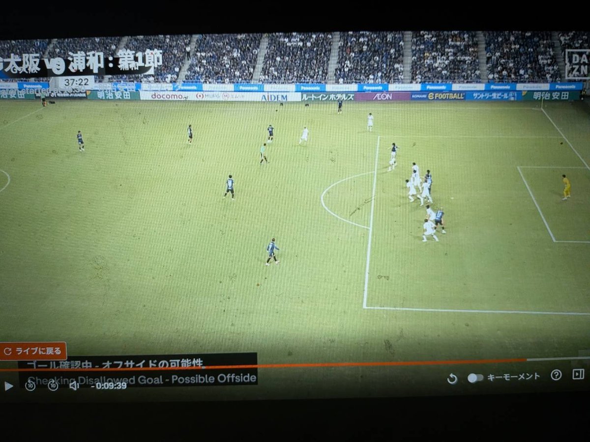 YoheiTamura's tweet photo. @soccerugfilez 蹴った瞬間の引きの画像と比較すると、周りの選手の体勢からは蹴る前の別角度の画像で比較してるように見えます。 https://t.co/il6ZqTMs7E