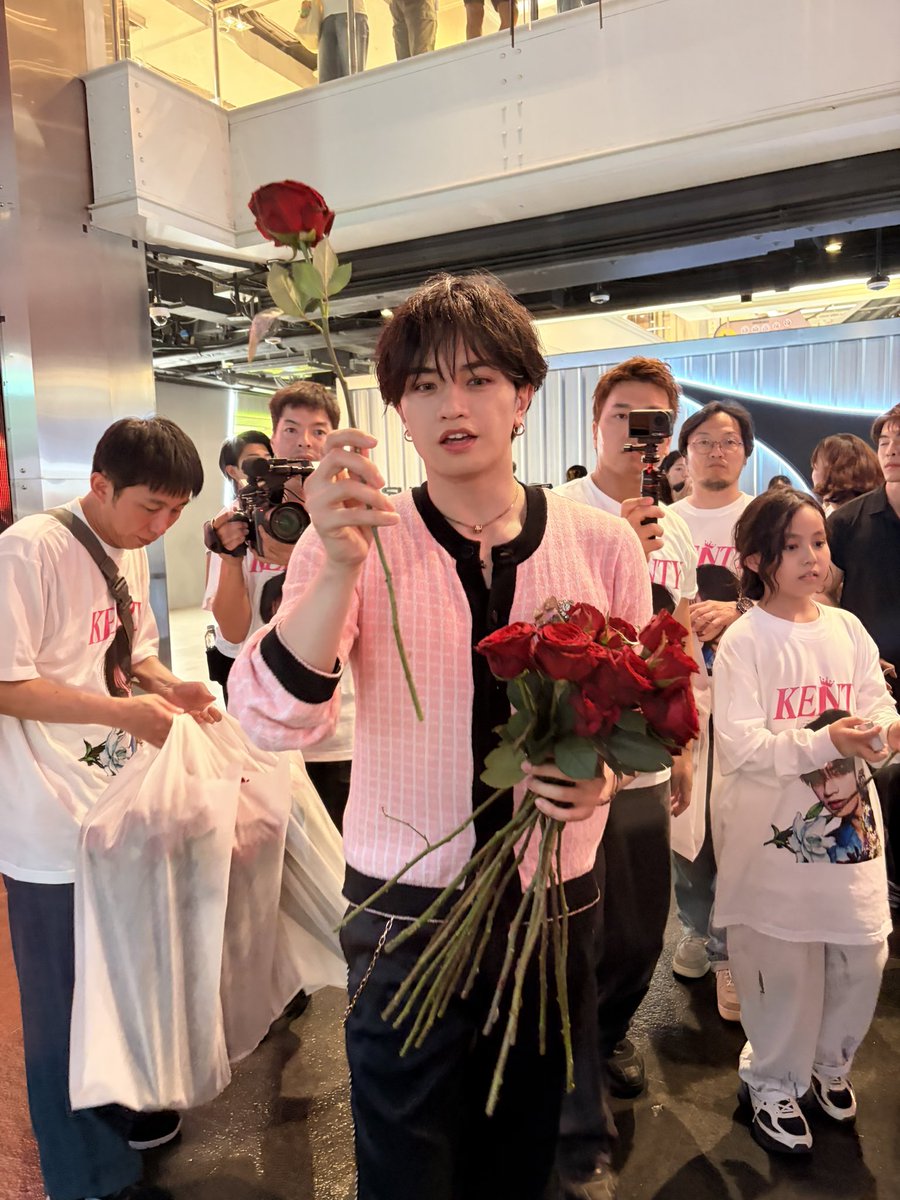8tmi8's tweet photo. 手が震えてる…！！
優しいお言葉やいいねを頂いたユニティーの皆さま、ありがとうございました！！
バスキン前に、無事薔薇をいただいてきました🌹✨
ケンティーに行きますって言ったので９月のチケット取ろうと思います https://t.co/49hVHUUBAw