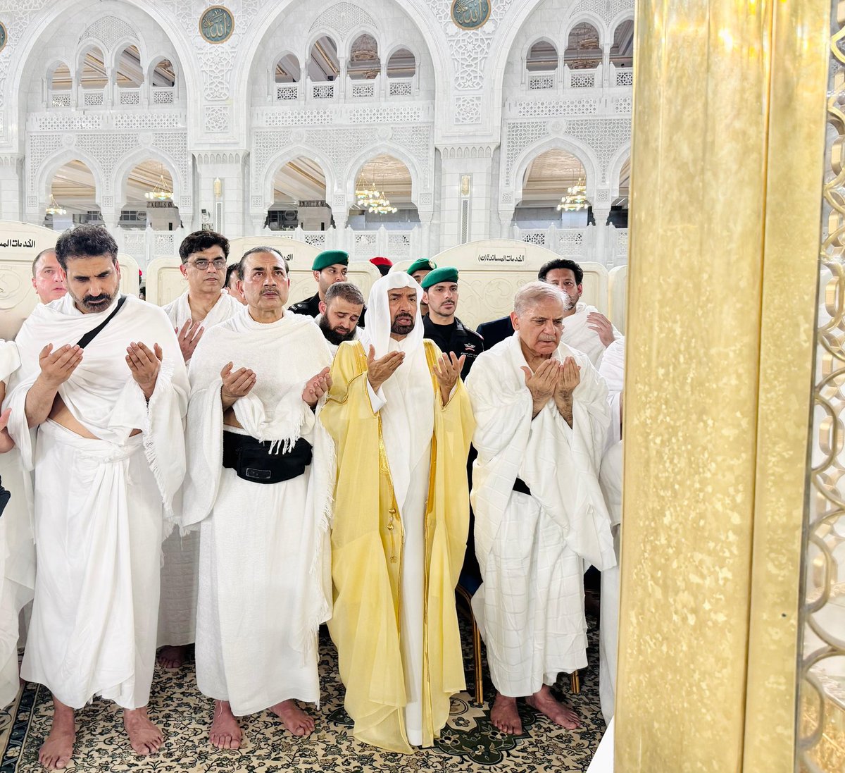 MashirNz's tweet photo. 🇵🇰 Prime Minister Shehbaz Sharif, Deputy Prime Minister Ishaq Dar, Chief of Army Staff & Chief of Defence Forces Field Marshal Syed Asim Munir, Federal Ministers Khawaja Asif and Attaullah Tarar, along with the Pakistani delegation, performed Umrah during their visit to Saudi Arabia. 🤲🇸🇦 #Pakistan #SaudiArabia #Umrah #ShehbazSharif #IshaqDar #AsimMunir