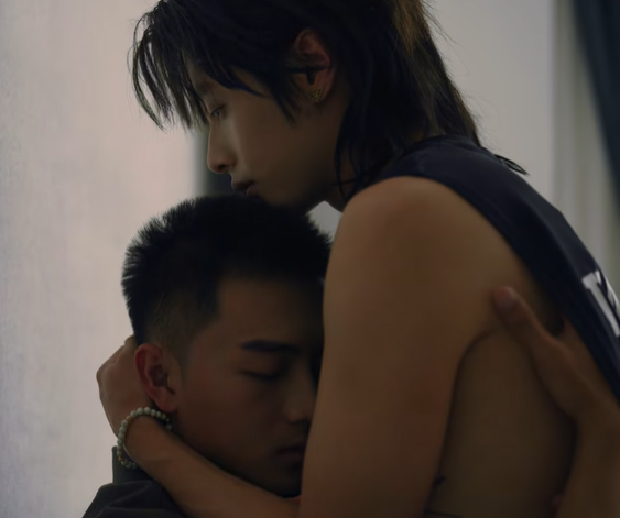 All4Love6's tweet photo. You can feel the love between these two souls,
a rare oneness, as if they were always meant to complete each other. Love doesn’t require kisses, heated scenes or naked bodies.
A single embrace is enough to say everything.
#AWinterSunWakestheWindinSpringHillsDream https://t.co/XXNbkQv6Jp