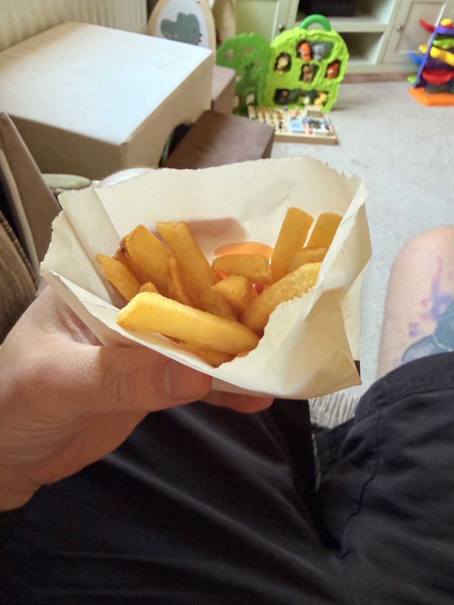 Darth_Ryan87's tweet photo. When did this become a large chips @BurgerKing, such a con for the price you pay. https://t.co/EHDP26bbOc