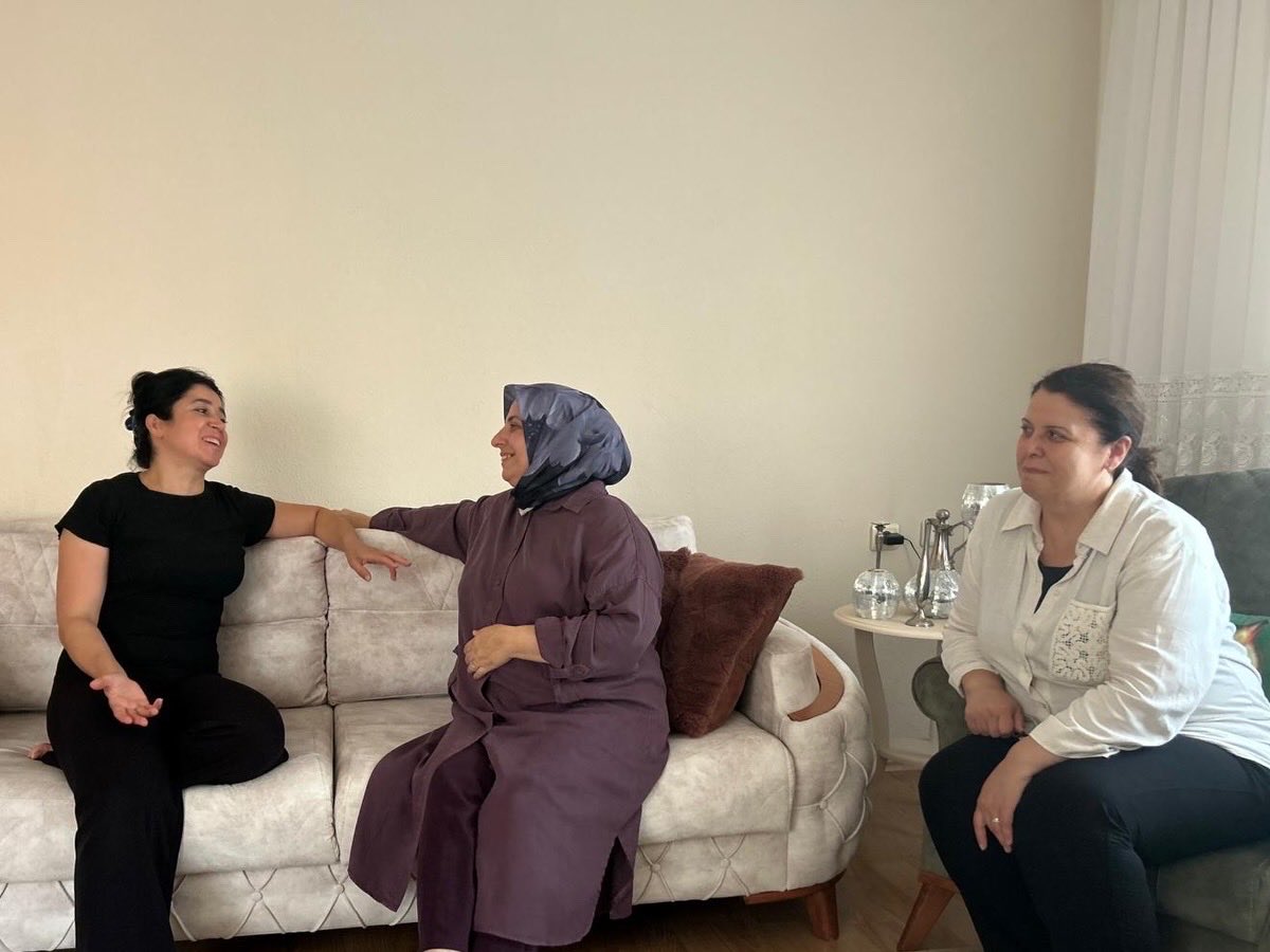 n_alt67995's tweet photo. Altıeylül Kadın Kolları Başkanımız Vesile Güler ve yönetim kurulu üyelerimiz ile birlikte, rahmetli Kıbrıs Gazimiz Adil Çetin’in kıymetli ailesini ziyaret ederek hasbihalde bulunduk.

Kıymetli gazimizi rahmet ve minnetle yâd ediyor, ailesine sağlık, huzur ve sabırlar diliyoruz.🇹🇷 https://t.co/F1lg7GaAla