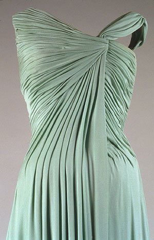 MadameGilflurt's tweet photo. For my birthday week, we’re toasting some #frockingfabulous greatest hits from 2026! Jackie Kennedy wore #OlegCassini gown in 1962, at a dinner to honour recipients of the Nobel Prize. #Fashionhistory via the John F Kennedy Presidential Library. https://t.co/wt1FhXQYF7