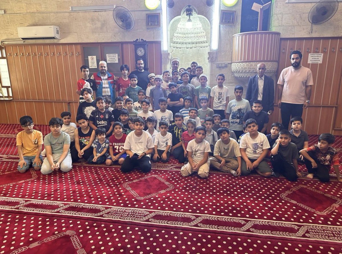 gsb_sanliurfagm's tweet photo. Yaz Kulübümüz kapsamında öğrencilerimizle birlikte Hz. Fâtıma Camii’nde cuma namazımızı eda ettik. 🕌🤲
Birlikte ibadet etmenin ve güzel bir atmosferi paylaşmanın huzurunu yaşadık. 🌿 #YazKulübü https://t.co/8HgvlsALRD