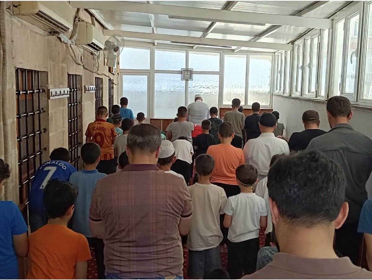 gsb_sanliurfagm's tweet photo. Yaz Kulübümüz kapsamında öğrencilerimizle birlikte Hz. Fâtıma Camii’nde cuma namazımızı eda ettik. 🕌🤲
Birlikte ibadet etmenin ve güzel bir atmosferi paylaşmanın huzurunu yaşadık. 🌿 #YazKulübü https://t.co/8HgvlsALRD