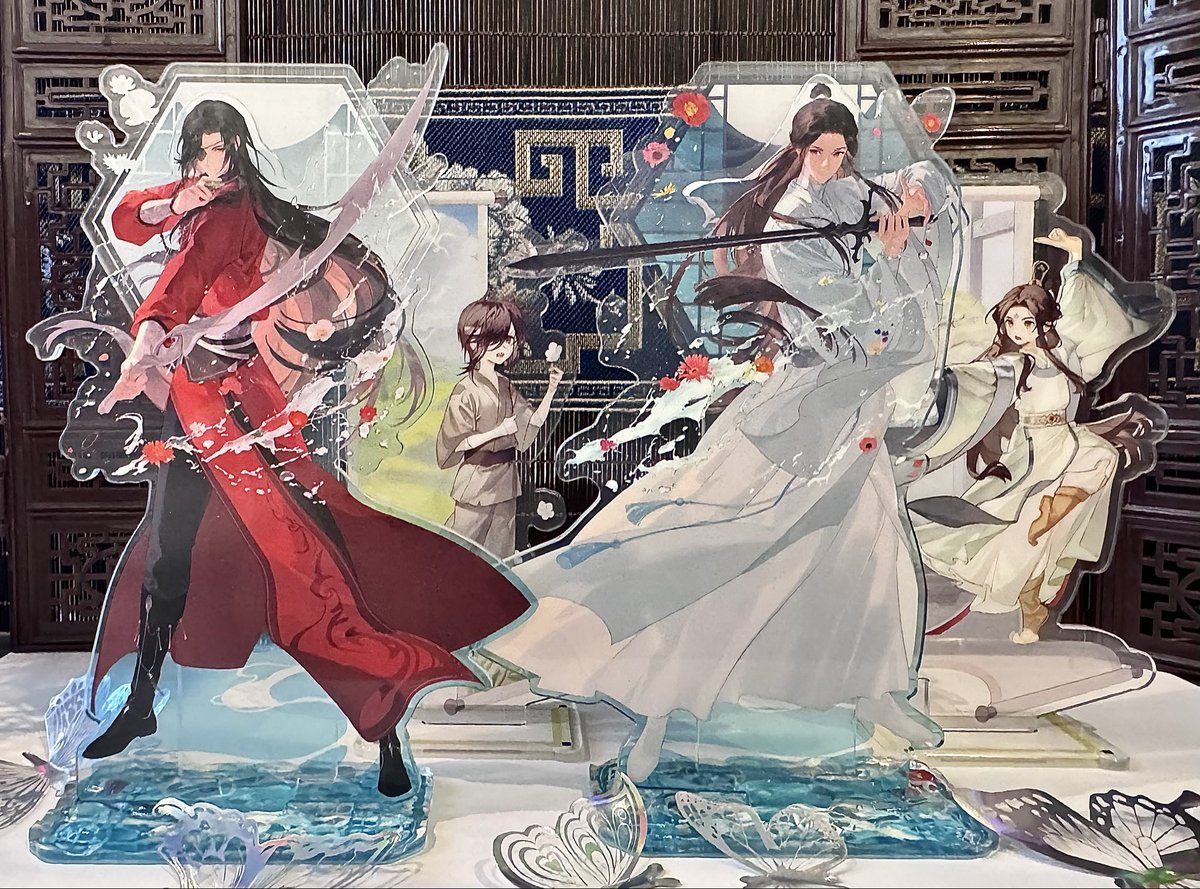 Kotamamoco's tweet photo. 我が家にもカッコイイ武神殿下アクスタ⚔️届いた
幼き頃の太子殿下🪷小花も並べる✿

最大限の力を発揮して欲しいので一緒に祀って幸運2倍✨️無敵2倍🦋🌸
天官賜福、百無禁忌！ https://t.co/bQ7pErQxJx