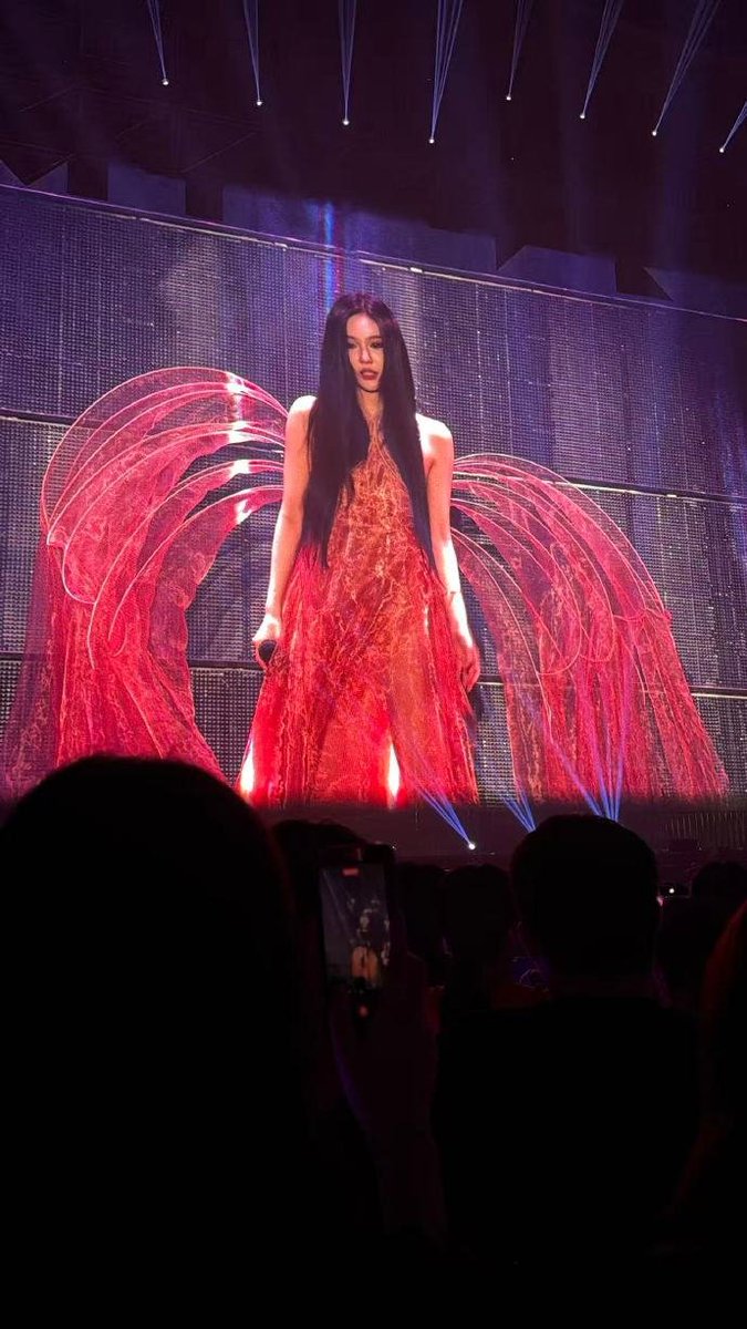 yizhuodaily's tweet photo. oh my god she's wearing iris van herpen fw25 FOR HER CONCERT SOLO STAGE?????? 

NINGNING NEW SOLO  
#NINGNINGNewSolo #NINGNING https://t.co/1vsymPnlDW