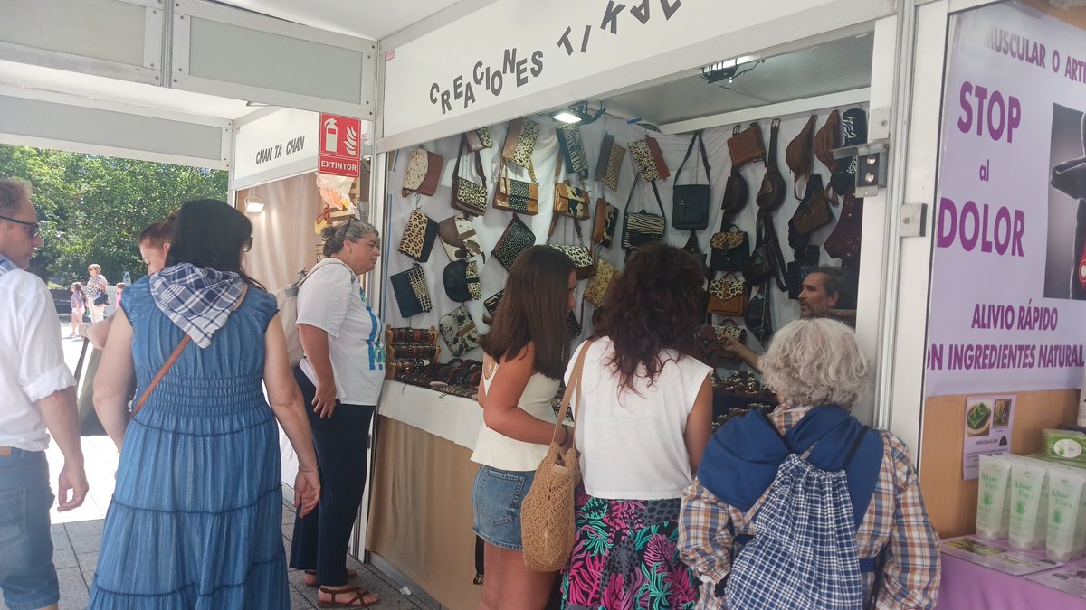 AitziberSA's tweet photo. Jaietan murgilduta jarraitzen dugu, eta jai-giroak Gasteizko kale eta txoko guztiak hartzen ditu, baita gure merkatuak ere. 

Tokiko merkataritza, artisautza eta produktuak ere festaren parte dira. Kalea, giroa eta hiria bizirik! https://t.co/4w7hIzOwQb