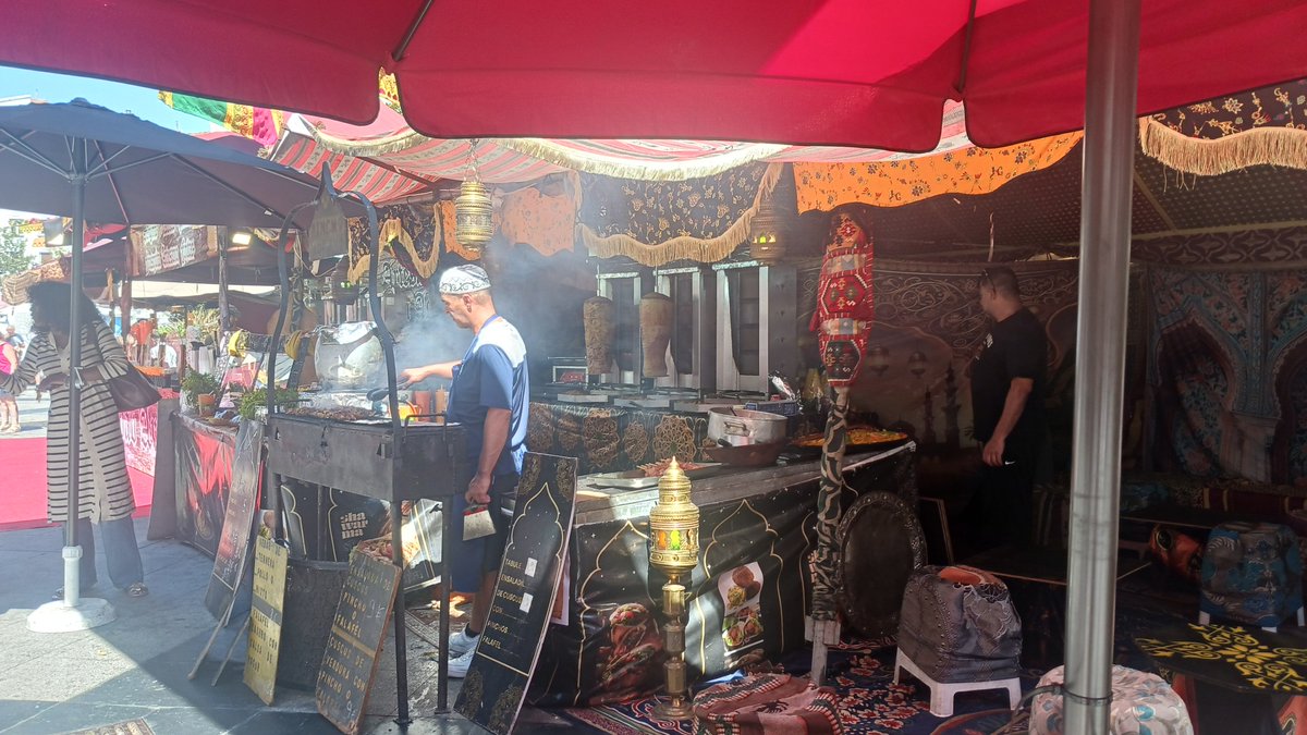 AitziberSA's tweet photo. Jaietan murgilduta jarraitzen dugu, eta jai-giroak Gasteizko kale eta txoko guztiak hartzen ditu, baita gure merkatuak ere. 

Tokiko merkataritza, artisautza eta produktuak ere festaren parte dira. Kalea, giroa eta hiria bizirik! https://t.co/4w7hIzOwQb