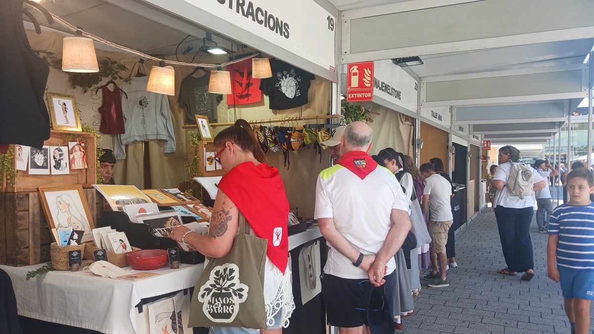 AitziberSA's tweet photo. Jaietan murgilduta jarraitzen dugu, eta jai-giroak Gasteizko kale eta txoko guztiak hartzen ditu, baita gure merkatuak ere. 

Tokiko merkataritza, artisautza eta produktuak ere festaren parte dira. Kalea, giroa eta hiria bizirik! https://t.co/4w7hIzOwQb