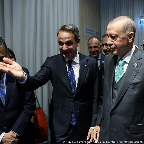 olympiada's tweet photo. Παλι, αμύθητα εκατομμύρια στον Τούρκο Κοτς από την κυβέρνηση. 

Η περιβόητη ρήτρα διαφυγής για την ενέργεια ύψους 1,5 δις ευρώ για την οποία πανηγυρίζει η κυβέρνηση, θα κατευθυνθεί κυρίως σε «έργα αποθήκευσης ενέργειας».

Αναπάντεχο! 

Ποιος να το περίμενε ότι ο τούρκος Κοτς, ο οποίος λίγους μόλις μήνες πριν αγόρασε αθόρυβα ελληνικές εταιρείες οι οποίες όμως είχαν λάβει άδεια αποθήκευσης ενέργειας, θα έκανε πάλι ταμείο;

Ναι, μιλάμε για το φίλο του πρωθυπουργού που (πάλι «αναπάντεχα») έβγαζε το Ορουτς Ρέις στο Αιγαίο αμέσως μετά την Μητσοτάκη, που πρωταγωνίστησε στην υπογραφή του επαίσχυντου τουρκολιβυκού μνημονίου λίγους μήνες μετά την εκλογή Μητσοτάκη και έλαβε εκατοντάδες εκατομμύρια ευρώ από το ελληνικό ταμείο ανάκαμψης, πάλι με υπογραφή Μητσοτάκη!

Τι έκανε λοιπόν αυτός ο Λάμπρος και οξυδερκής «επιχειρηματίας»;

Η εταιρεία του Κοτς λοιπόν όπως αποκάλυψε η εφημερίδα «Το Βήμα», αφού άφησε ελληνικές εταιρείες να ολοκληρώσουν τη φάση αδειοδότησης έργων αποθήκευσης, που μάλιστα έχουν χρηματοδοτηθεί μέσω του Ταμείου Ανάκαμψης της Ε.Ε., τις εξαγόρασε εν μία νυκτί, στα τέλη του 2025!!

Τα συγκεκριμένα έργα περικυκλώνουν κυριολεκτικά 3 βασικούς Υποσταθμούς Υψηλής Τάσης της Κρήτης, στην περιοχή της Σητείας, της Αγίας Βαρβάρας Ηρακλείου και της πεδιάδας Μεσσαράς Ηρακλείου στον οικισμό Πραιτώρια. 

Και, όπως αποκάλυπτε πάλι το Βήμα, ο όμιλος Κοτς, μέσω των εταιρειών που εξαγόρασε, ετοιμαζόταν να συμμετάσχει στη σχετική πρόσκληση του ΥΠΕΝ για να ζητήσει πάνω από 160 MW ισχύος και 700 MWh χωρητικότητας, δηλαδή το 80% της διατιθέμενης ισχύος στην Κρήτη!!!

Έρχεται λοιπόν τώρα για να εισπράξει την μερίδα του λέοντος από το 1,5 δις της ρήτρας διαφυγής για την ενέργεια…. Που θα το πληρώσουμε εμείς, τα παιδιά μας και τα εγγόνια μας, όπως άλλωστε και τα εκατοντάδες εκατομμύρια που πήρε για τα ηλεκτρικά αυτοκίνητα.

Όλα καλά, όλα ανθηρά στο Ελλαδιστάν.