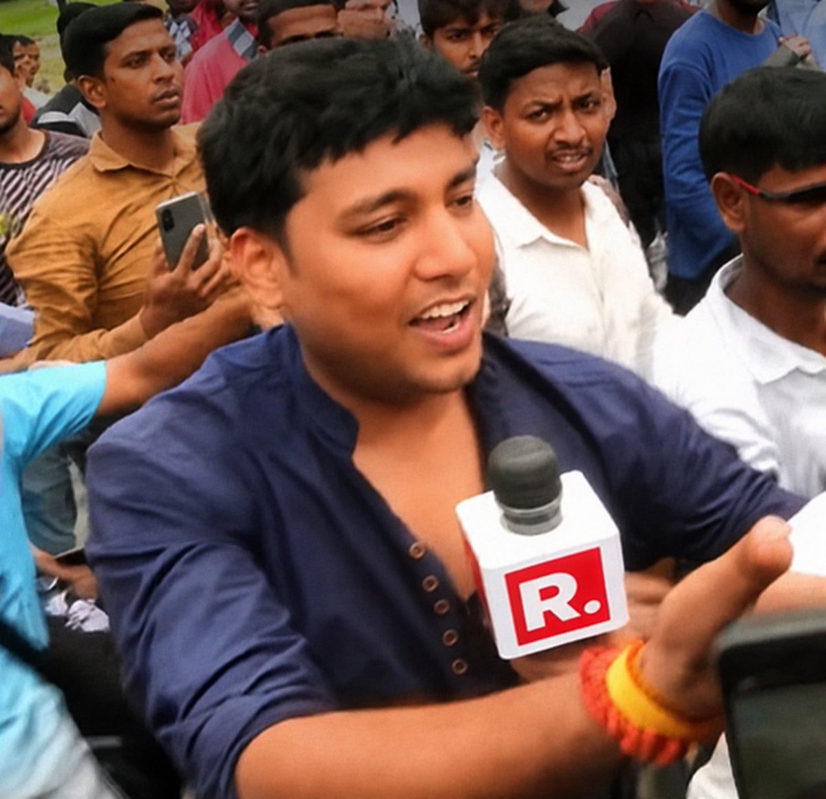 KraantiKumar's tweet photo. रिपब्लिक भारत न्यूज़ चैनल ने पत्रकार नही, प्रदर्शन स्थल पर गुंडा भेजा था. 

रिपब्लिक भारत का पत्रकार बार बार चिल्ला चिल्ला कर एक ही सवाल दाग रहा, नेहा बोरा आप 14 दिन बाद क्यों आयी ?

नेहा बोरा ने कहा मुझे माइक दो आपके के सवाल का जबाब देती हूँ. इस गुंडे ने माइक नही दिया, दुबारा बदतमीजी करने लगा.

नेहा बोरा ने कहा, तुम रिपब्लिक भारत के पत्रकार बड़े ही बदतमीज हो. रिपब्लिक भारत न्यूज़ चैनल पर नेहा बोरा की आलोचना शुरू हो चुकी है,

जनेऊधारी न्यूज़ एंकर बोल रहा है नेहा बोरा राहुल गांधी के इशारे पर काम कर रही है. खुद बीजेपी के इशारे पर नेहा बोरा को बदनाम करने वाले के मुंह से ऐसी वाणी शोभा नही देती.
