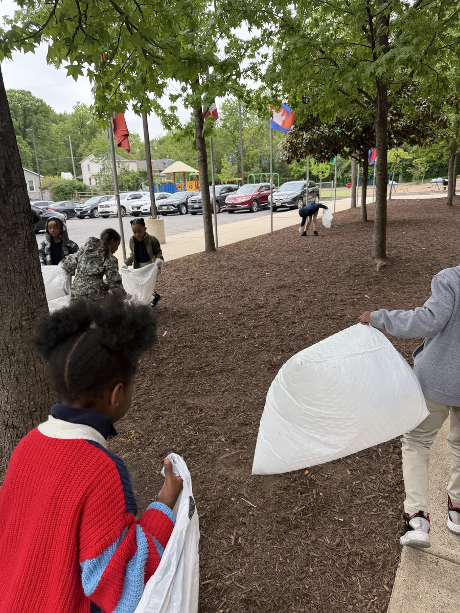 MsRodgersW3's tweet photo. Making our community an even better place! ♻️

#FPCSWD
#Journeyto30
#OneFriendship
#AspireMore
@FPCS_Woodridge
@FriendshipPCS https://t.co/mrKqB8lPGE