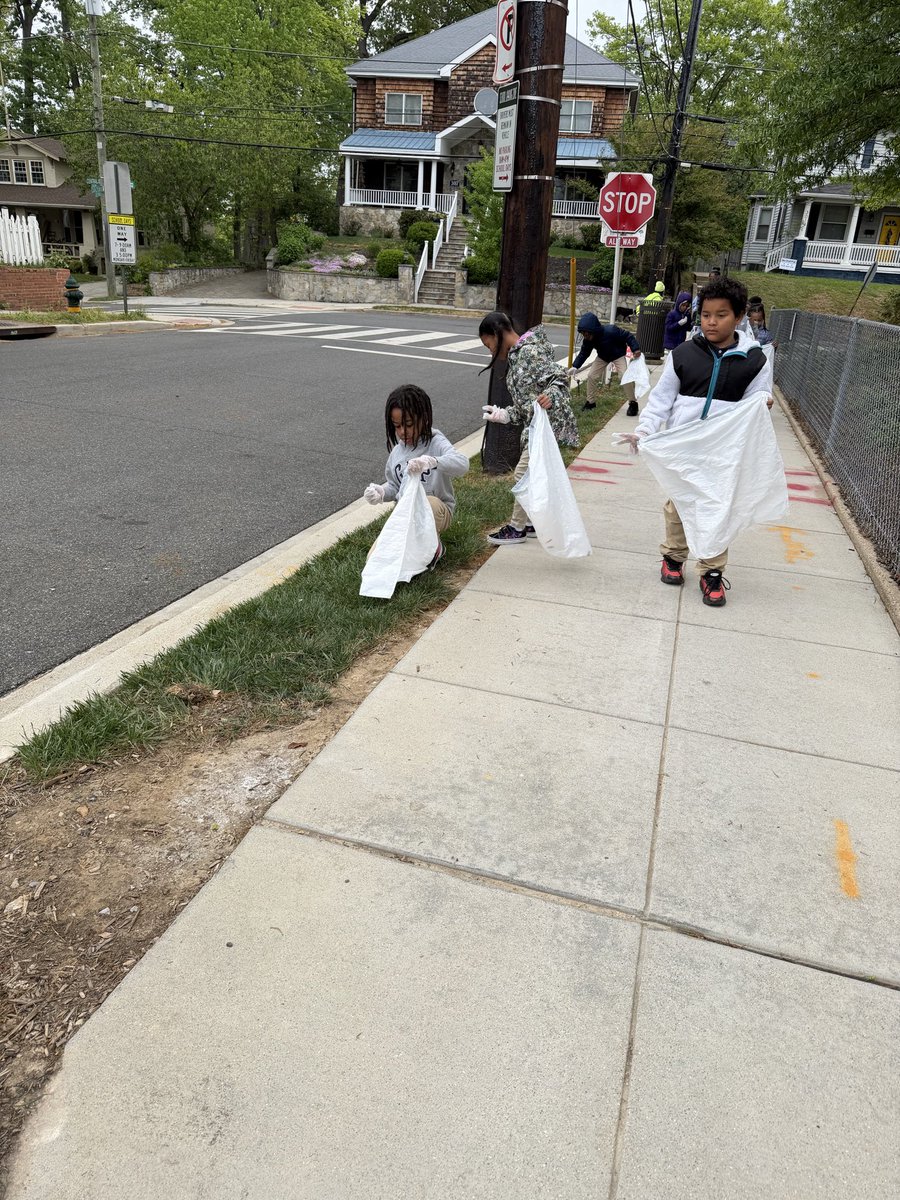 MsRodgersW3's tweet photo. Making our community an even better place! ♻️

#FPCSWD
#Journeyto30
#OneFriendship
#AspireMore
@FPCS_Woodridge
@FriendshipPCS https://t.co/mrKqB8lPGE