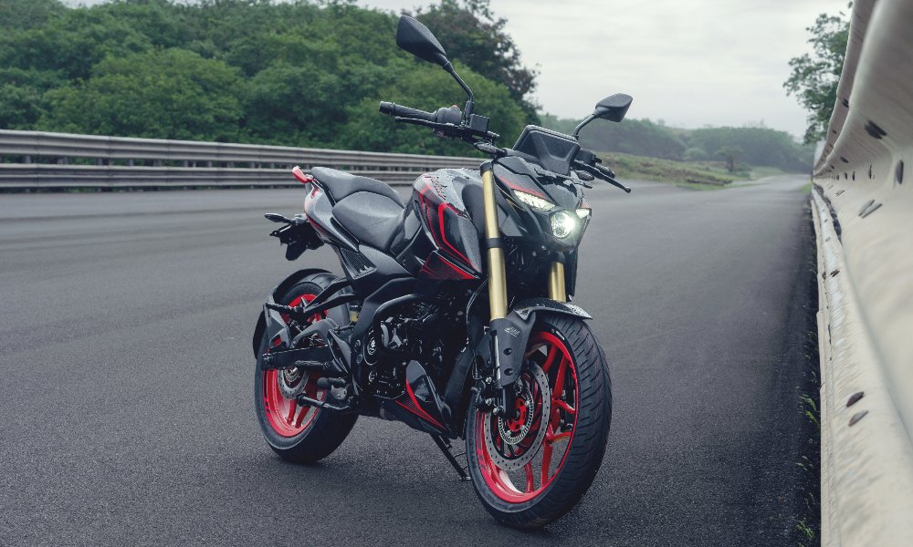 carandbike's tweet photo. Bajaj has launched the N160 S (₹1.34 lakh) and N160 SS trims (₹1.42 lakh). 

- New 165cc, 4-valve engine (up from 2-valve)
- Makes 18.2 bhp (up from 15.8 bhp)
- New ride-by-wire (ETB) system
- 5-inch TFT with Google Maps (N160 SS)
- Std Pulsar N160 continues with 2-valve https://t.co/NBZq8VB7NU