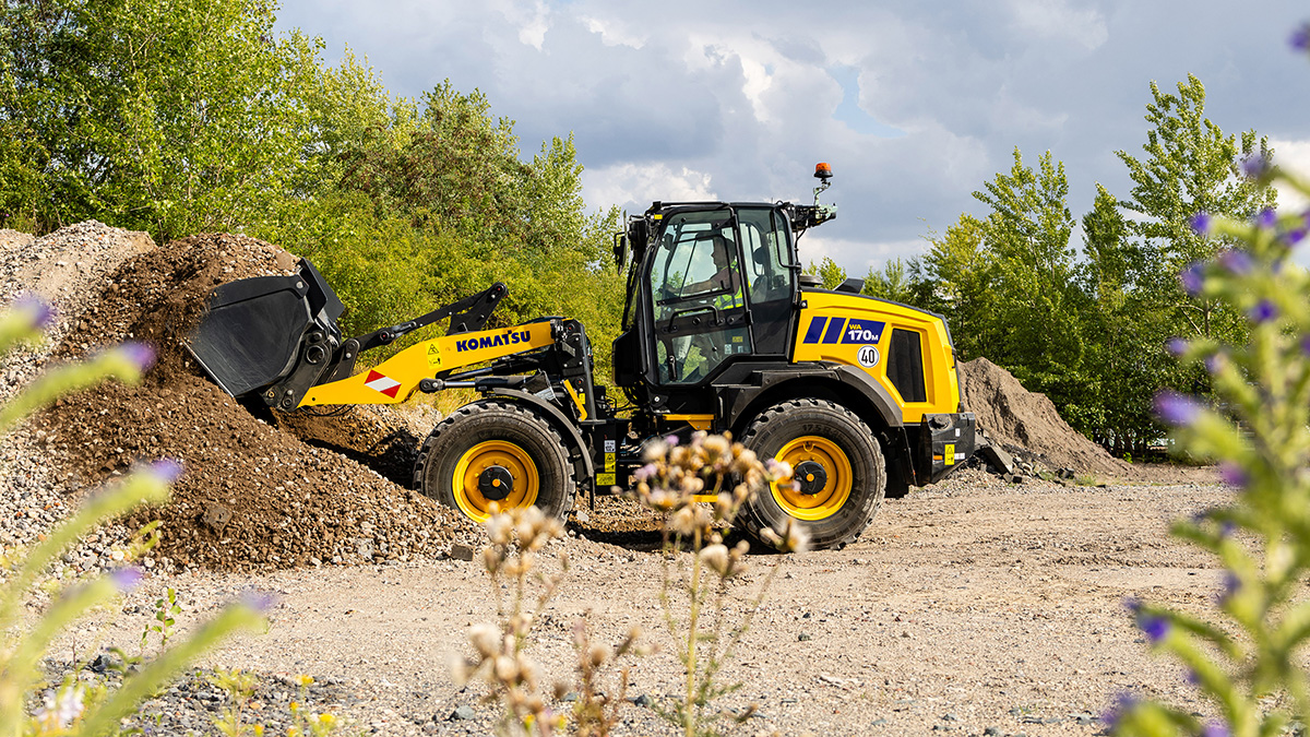 Soll_GaLaBau's tweet photo. Komatsu: Ausblick auf die Galabau 2026: Wenn sich vom 15. bis 18. September 2026 die grüne Branche auf der GaLaBau in Nürnberg trifft, präsentiert Komatsu kompakte Lösungen für moderne… https://t.co/UGPdVHWfxr #GaLaBau #Komatsu #Gartenbau #Landschaftsbau #Baustelle https://t.co/gfZcWchihQ