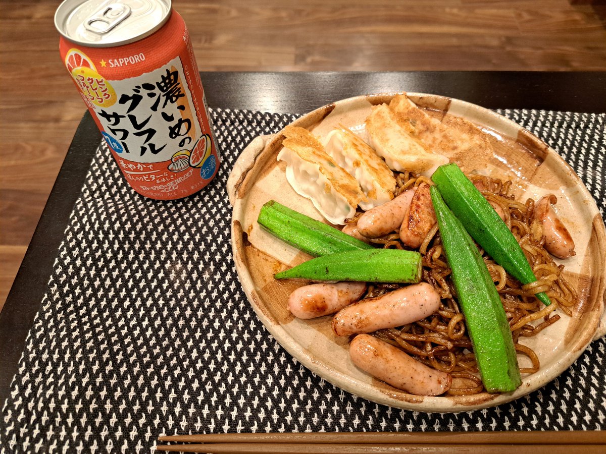 E6Cvn's tweet photo. オクラとウインナーの焼きそば
ファミマ45パー増量コロロ
#今日の１人飯
#夜ご飯
#おうちごはん
#料理好きな人とつながりたい
#料理記録
#料理写真
#Twitter家庭料理部
#料理
#晩酌
#昨日の残り物
#おやつ
#花
#乗り物 https://t.co/oHWZWdxlq8