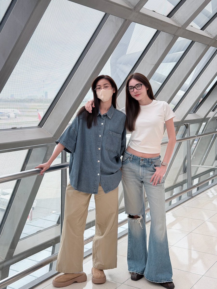 Marizzlefqv's tweet photo. Me estás diciendo que mis dos ships favoritos estaban en el aeropuerto en el mismo momento y con los mismos outfits? 
#lmsy #englot‌ https://t.co/AG5VD2Z6dp