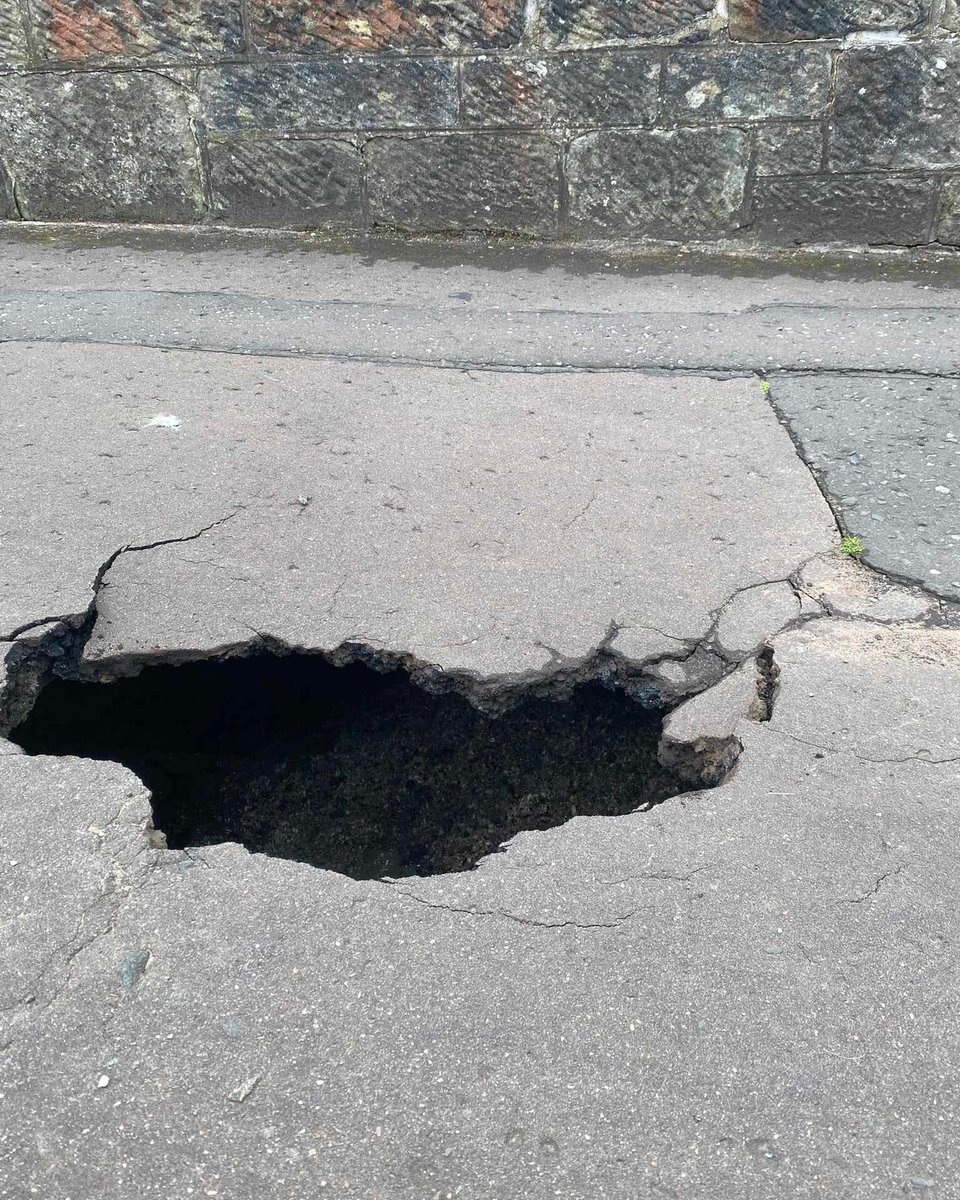 StevenSneddon3's tweet photo. @FifeCouncil don’t know if you are aware of this , south dewer street Dunfermline https://t.co/Fou76rOVui