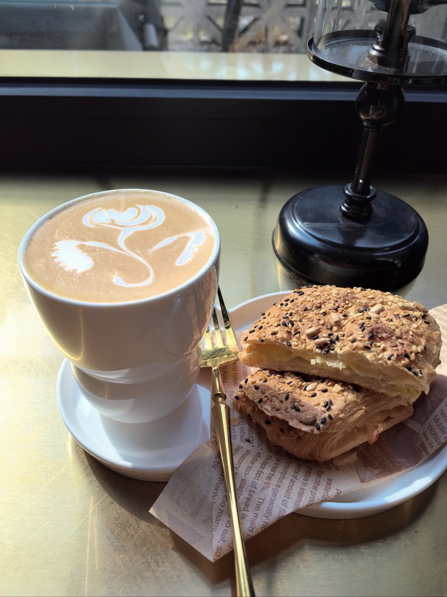 AmyStolz1's tweet photo. My barista made my coffee with an extra heart today – turns out my favorite person showed up right after.  #SmallJoy， https://t.co/bGefkC5sGx