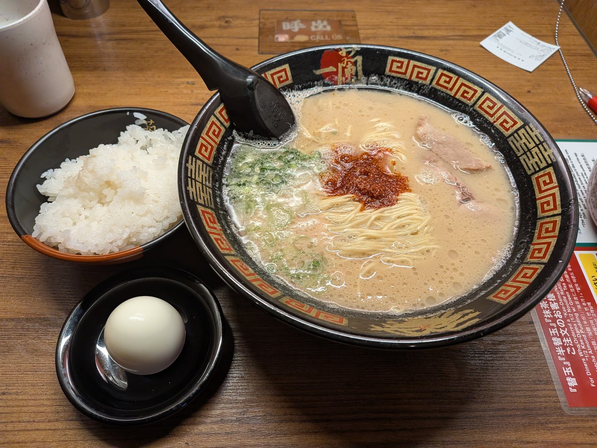 akibar_ku's tweet photo. すすきの祭り、聞いてない、人多すぎ

全力早歩き汗べショ遅刻しました
遅刻魔で最悪本当にごめんなさい
つかささんと出勤してます！

昨日食べた人生初一蘭、おいしかった…… https://t.co/QiMsUMG5qv