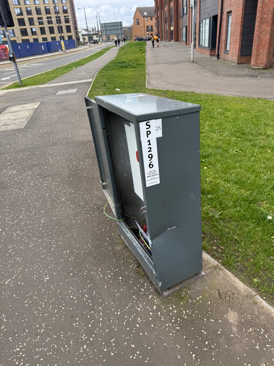 nigelkippax's tweet photo. @edinhelp There seems to be a problem with you hone lines. Dialing the 0131 number gets me nothing, dialing the 0800 number to report a faulty street light gets me Warwickshire council!!
Anyway, street light box open Ocean Dr - 
W3W - ///random.clocks.estate https://t.co/VhwefmcuEF