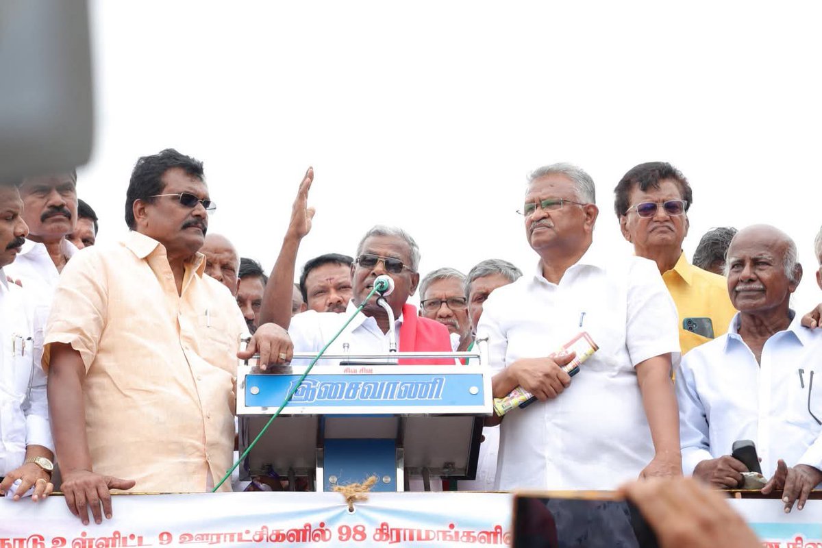 tamilmarxorg's tweet photo. 98 கிராம மக்களை வெளியேற்றும் நடவடிக்கைக்கு எதிராக ஆயிரக்கணக்கான மக்கள் பங்கேற்ற பெரும் போராட்டம்.

மேகமலை, வருசநாடு உள்ளிட்ட 9 ஊராட்சிகளில் உள்ள 98 கிராமங்களில், கடந்த 100 ஆண்டுகளாக வன நிலங்களில் குடியிருந்து விவசாயம் செய்து வரும் குடும்பங்களுக்கும் பழங்குடியின மக்களுக்கும், 2006-ஆம் ஆண்டின் வன உரிமைச் சட்டத்தின்படி வீட்டுமனைப் பட்டா மற்றும் நிலப்பட்டா வழங்கக் கோரியும், விவசாயிகளை ஆக்கிரமிப்பாளர்கள் என்று கூறி வெளியேற்ற வனத்துறை உள்ளிட்ட அனைத்துத் துறைகளின் மூலம் எடுக்கப்பட்டு வரும் நிர்வாக நடவடிக்கைகளை ரத்து செய்ய வலியுறுத்தியும், நீதிமன்ற உத்தரவிலிருந்து விவசாயிகளைப் பாதுகாக்கத் தமிழக அரசு தலையிட வலியுறுத்தியும், தமிழ்நாடு விவசாயிகள் சங்கம் மற்றும் வன உரிமைக் குழுக்கள் (கடமலை-மயிலை) சார்பில் தேனி மாவட்ட ஆட்சியர் அலுவலகம் முன்பு தமிழ்நாடு விவசாயிகள் சங்கத்தின் சார்பில் இன்று  போராட்டம் நடைபெற்றது.

@Shanmugamcpim

#AIKS #Theni #CPIM
