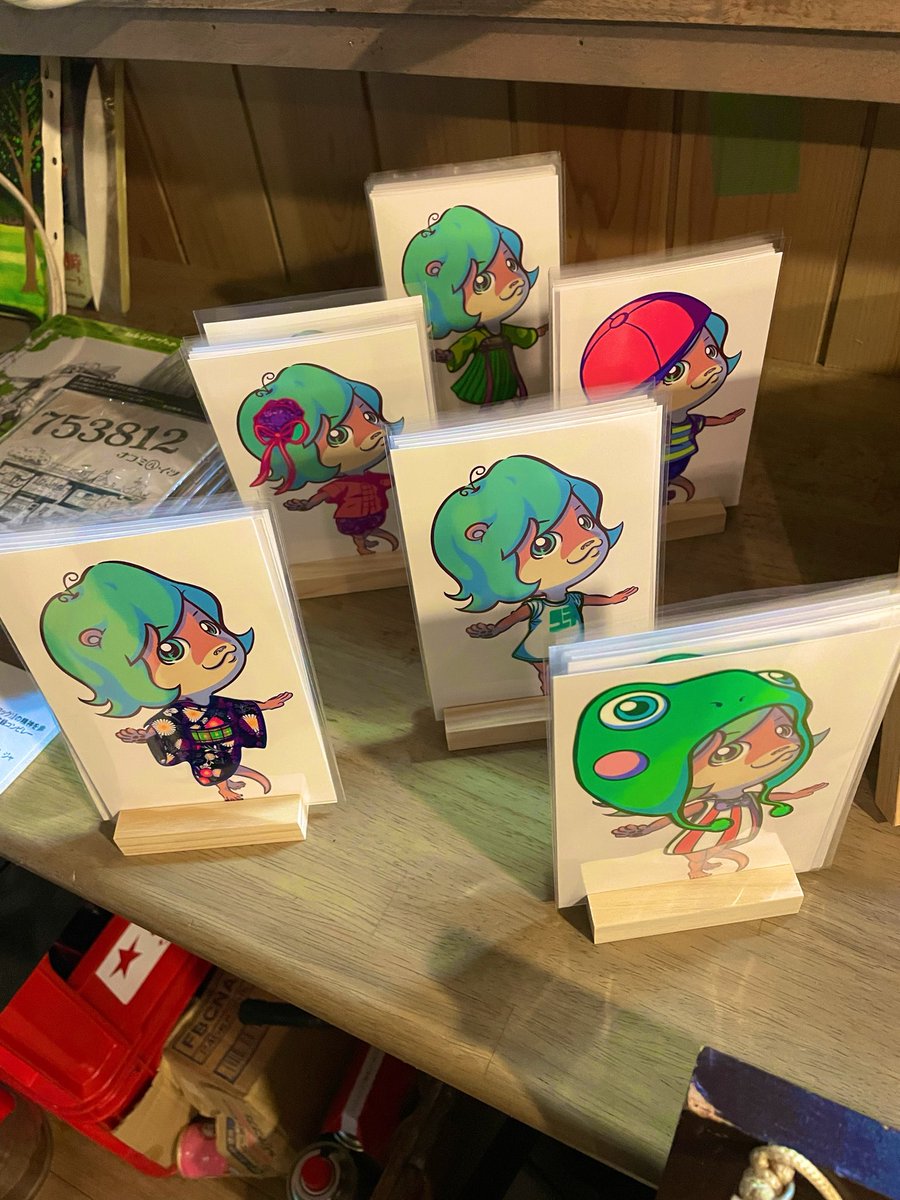 puusen's tweet photo. ご報告遅くなりましたが、グループ展の搬出無事終わりました！思いのほか着せ替えポストカードが売れまして非常に嬉しい限りです！ガチなアーティスト達の中に交ぜて頂けて超ハッピーでした！

着替ポストカードは引き続き月のひなたに置いて頂ける事になったので、是非手に取って見て下さいね！ https://t.co/JK2G0anvvN