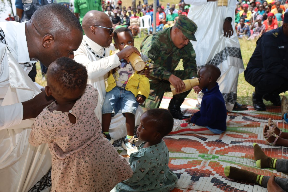 NgororeroDistr's tweet photo. Mu karere ka Ngororero hari kwizihizwa umunsi w'umuganura ku nsanganyamatsiko igira iti: "Umuganura, isoko y'Ubumwe n'ishingiro ryo kwigira".
Ku rwego rw'Akarere ibirori biri kubera mu murenge wa Kageyo. Bibimburiwe n'imurikamusaruro no kugaburira abana indyo
@RwandaLocalGo https://t.co/IvGi95ckUq