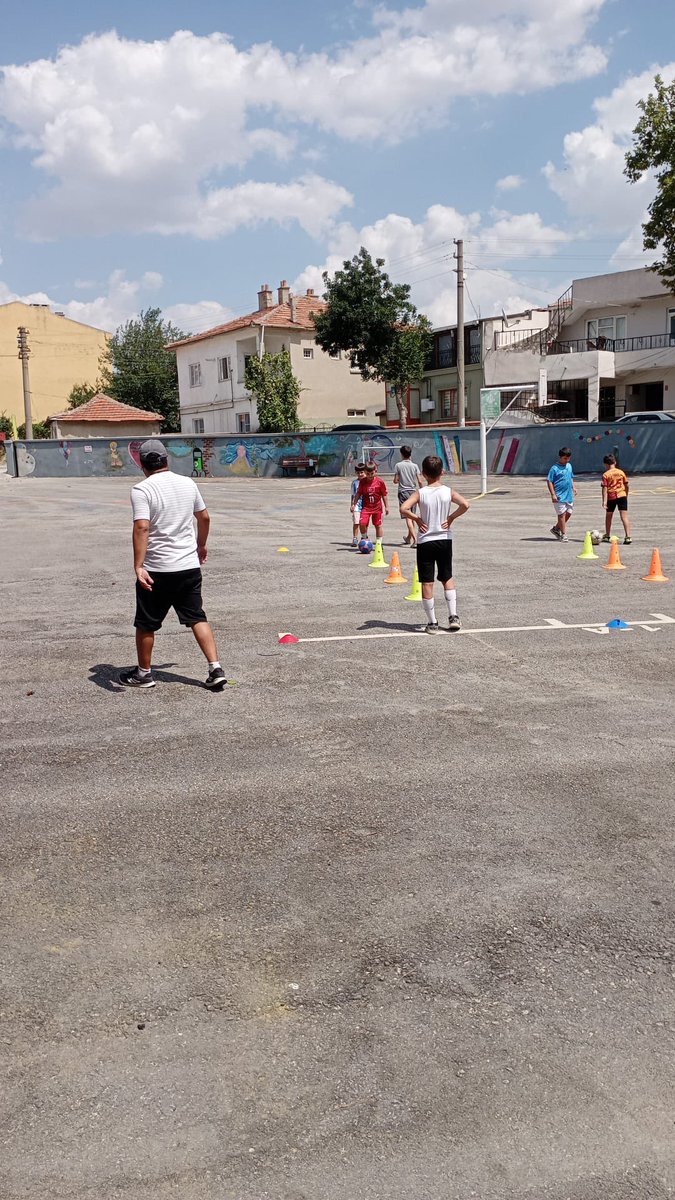 Ergeneio1's tweet photo. YAZ OKULU FUTBOL KURSUMUZ HER CUMA ÖĞRENCİLERİMİZLE BULUŞUYOR

2026 Yaz Okulu Spor Kursları kapsamında düzenlenen Futbol Kursumuz, bugün 2, 3 ve 4. sınıf öğrencilerimizin katılımıyla başladı.
@mktrky 
@Alireisoglu34 https://t.co/2kKp9yd5Dc